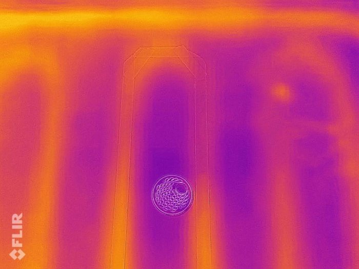 Termisk bild med FLIR-kamera som visar värmeslingor och en placerad brunnsposition i ett renoveringsprojekt för badrum.