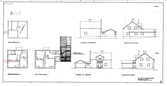 Arkitektritningar av ett hus från 1962 med rödmarkerad vägg på övervåningsplan som möjlig bärande struktur.