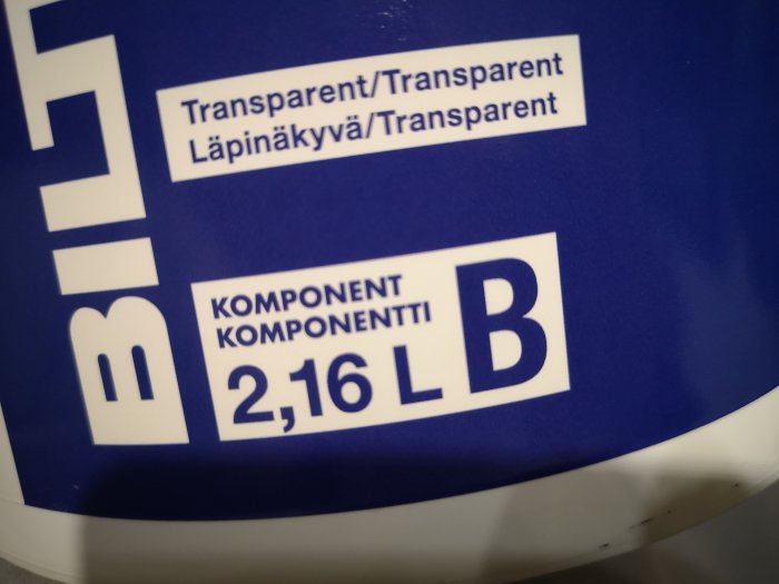 Närbild på en burk med komponent B för epoxifärg, markerad 2,16 liter, på en blå etikett.