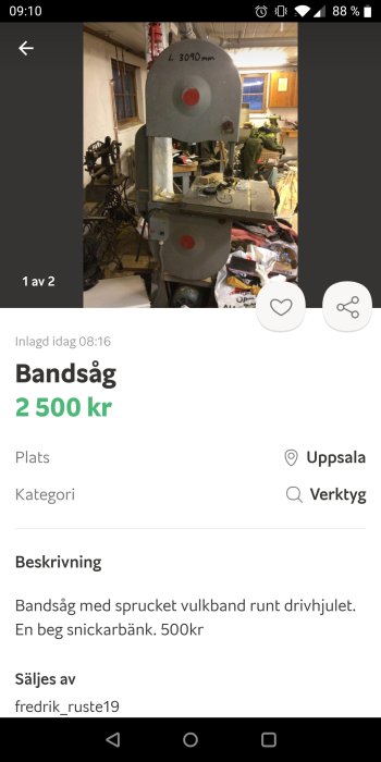 Stående bandsåg i ett verkstadsrum med oordning och verktyg i bakgrunden.