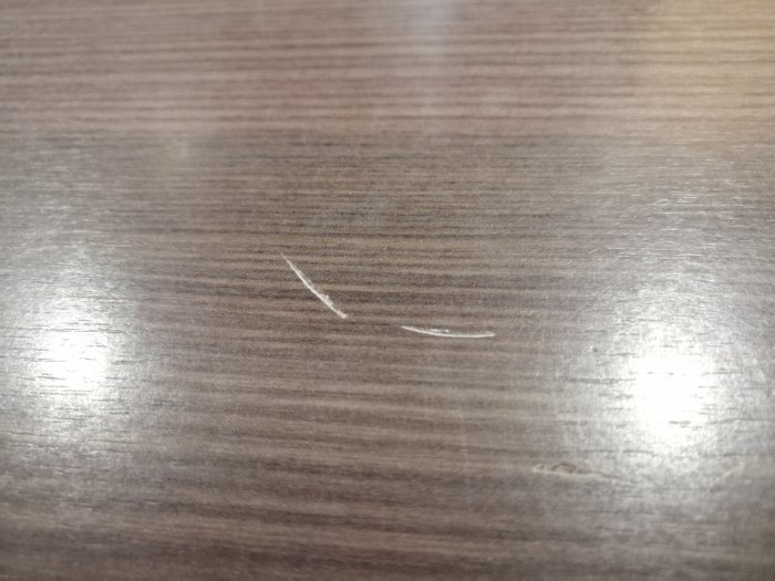 Repor på en blank Ikea-köksbänks yta, en längre och en kortare, båda mot en mörkbrun bakgrund.