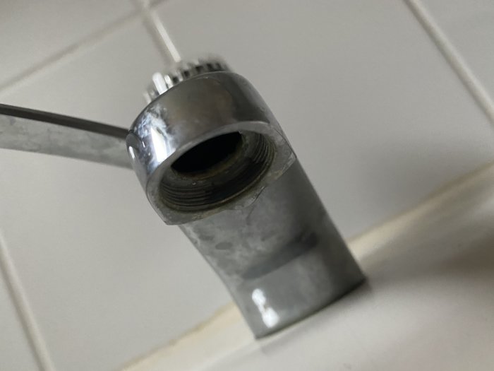 Närbild på en okopplad kranarmatur som möjligtvis ska användas för tvättmaskinsinstallation.