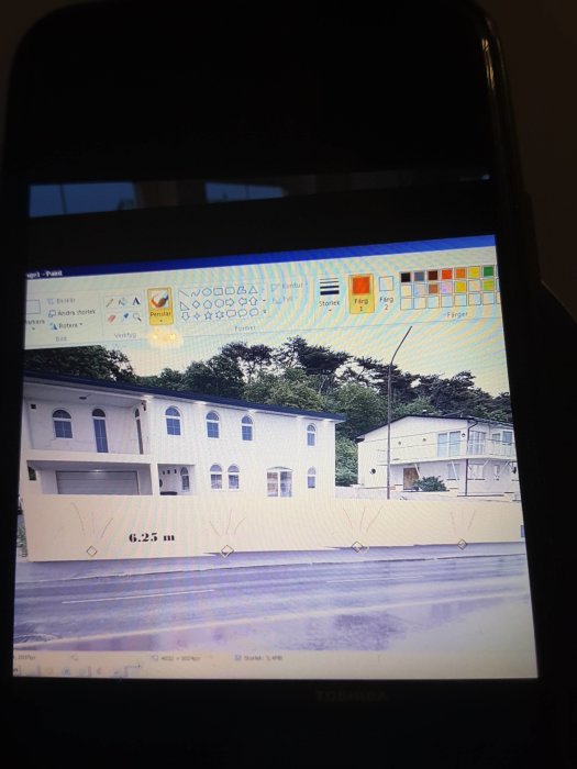 Skärmdump av ett byggprojekt med överlagrade pilar som pekar uppåt på en datorskärm.