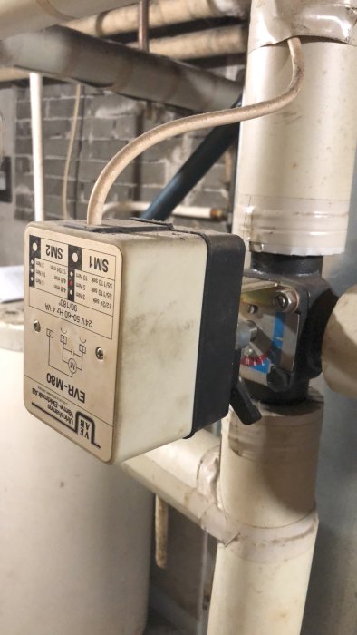 Shuntventil med tillhörande elektrisk ställdon monterad på rörsystem.