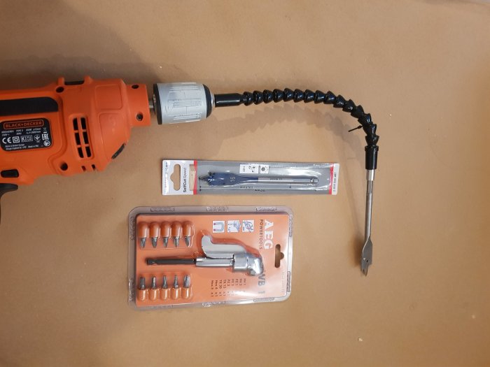 Borr från Black & Decker med borrskruvdragare, flexibelt bitsskaft och skruvmejselsats på en kartongbakgrund.