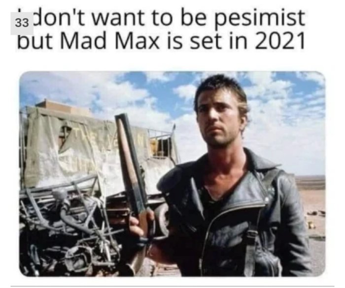 Man i läderklädsel med vapen framför öde landskap, skämttext hävdar Mad Max är satt till 2021.