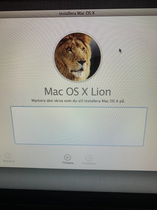 Installationsfönster för Mac OS X Lion utan någon vald skiva visas på en MacBook Pro.