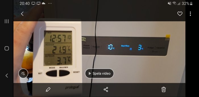 Diptykbild visar en termometer med inomhustemperatur +21,9C och utomhustemperatur +3,7C samt en fryspanel som visar +10C.