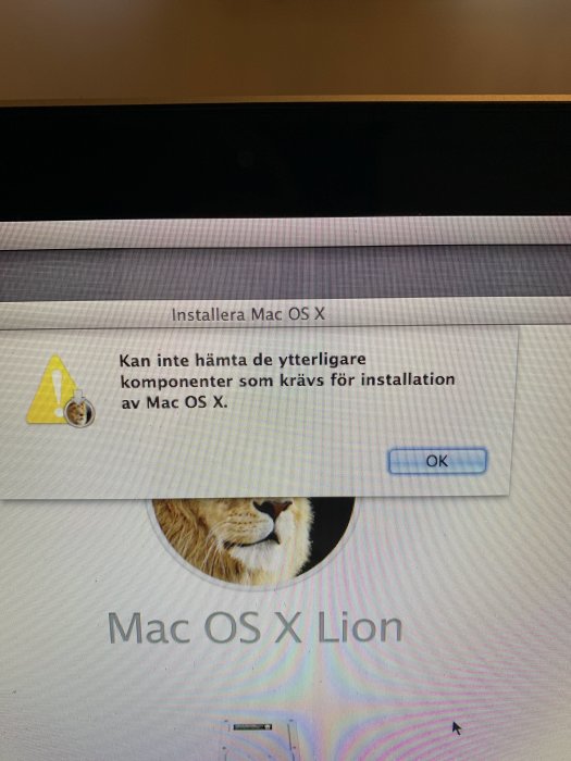 Felmeddelande vid installation av Mac OS X Lion om saknade komponenter på datorskärm.