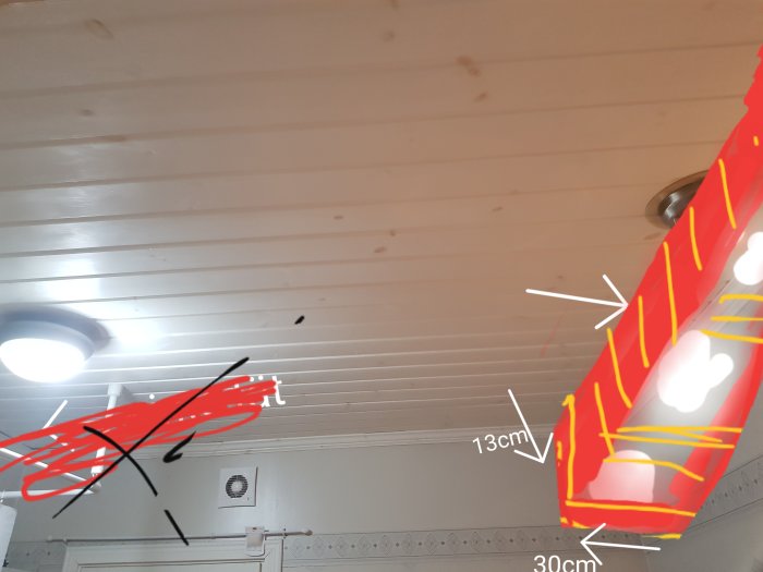 Vitt paneltak med infällda spotlights och rödmarkerade måttannoteringar på en borttagen armatur.