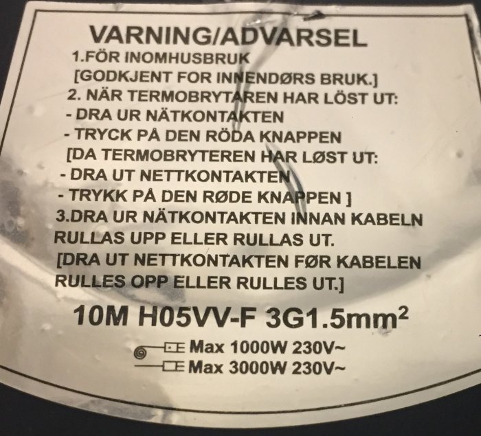Varningslabel på en kabelvinda som visar instruktioner och specifikationer, 10m H05VV-F 3G1.5mm².