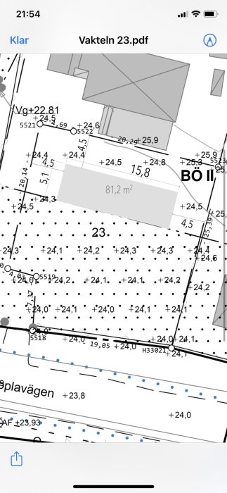 Byggtomtens ritning med mått, inklusive en markerad plats för ett framtida hus på 81,2 kvadratmeter.