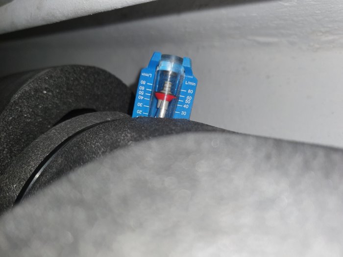 Injusteringsventil med inställningsskala för flöde, fokuserad på 30 liters per minut markeringen.