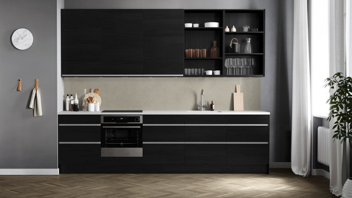 Snyggt designat modernt kök med mörka skåpluckor, inbyggd ugn och öppna hyllor.
