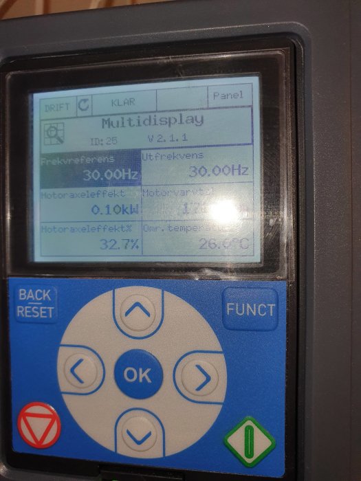 Display på frekvensomriktare med inställningar: 30.00Hz frekvens, 0.10kW motoraxeleffekt.