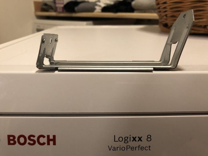 Metallfäste på en Bosch Logixx 8 VarioPerfect tvättmaskin, trolig stabiliserande del.