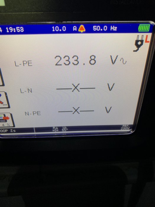 Elektrisk mätning som visar 233.8 volt mellan fas och skyddsjord på en installationstestare.