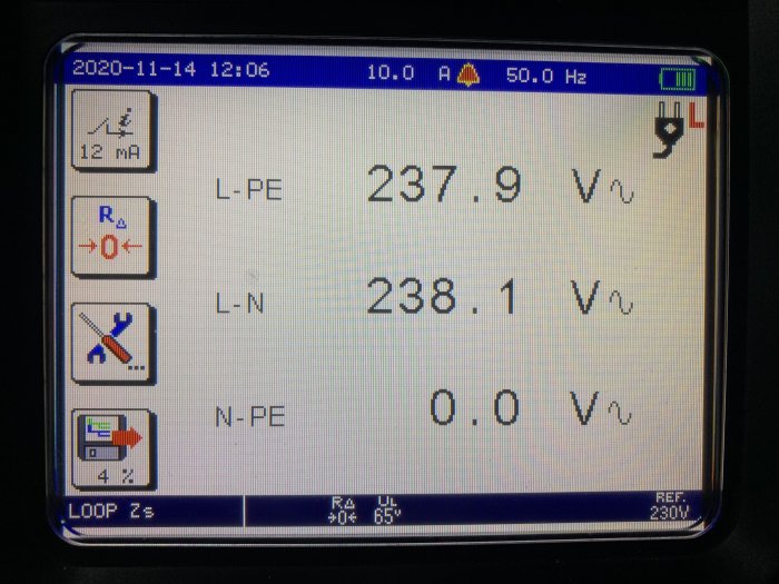 Display av installationstestare som visar spänningsmätningar på L-PE, L-N och N-PE.