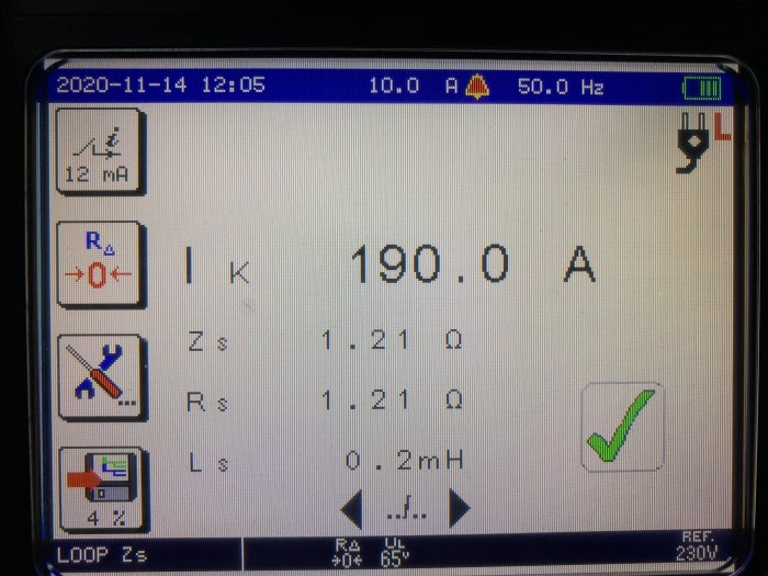 Display av en installationstesterskärm som visar elektrisk mätning, 190.0 A, och olika testresultat inklusive godkänt.