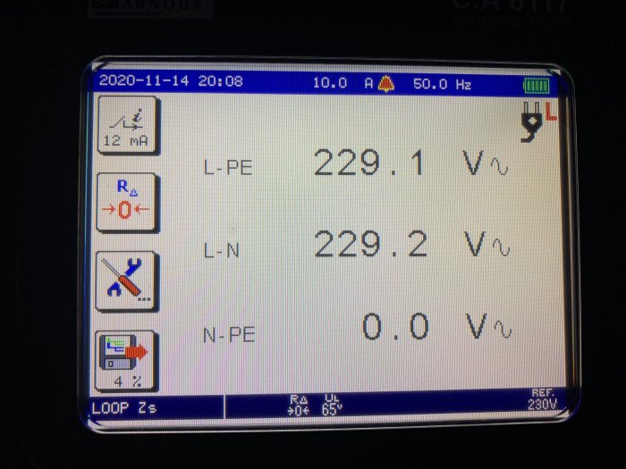 Display av en installationstestare som visar mätvärden L-PE 229.1 V, L-N 229.2 V och N-PE 0.0 V, datum och tid märkt.