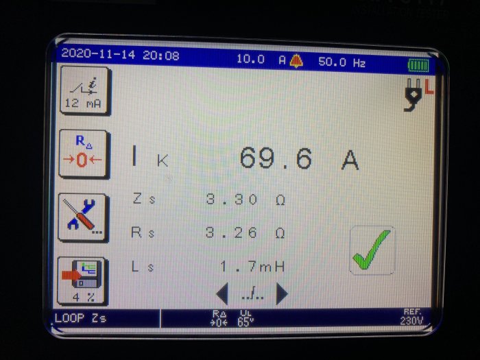 Installationstestarens skärm visar mätvärden: 69.6 A ström och olika elektriska motstånd.