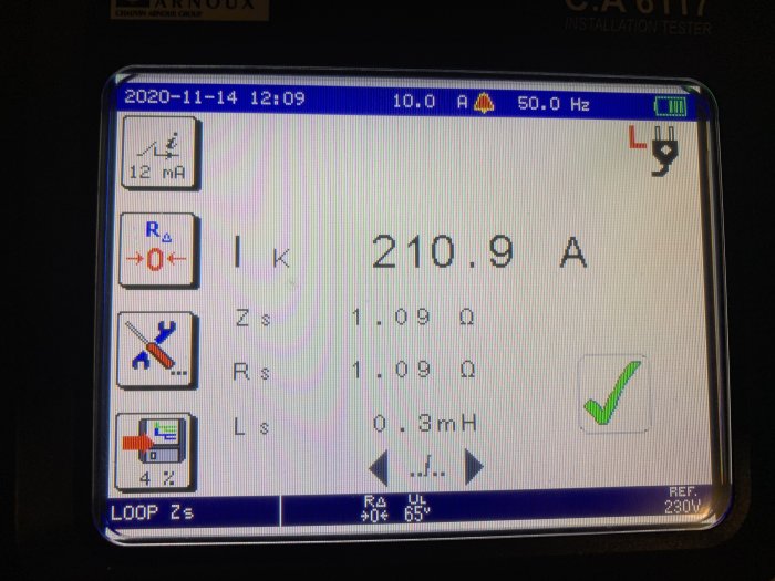 Skärmdump från en installationstestare som visar mätvärden, inklusive en ström på 210.9 A och andra elektriska parametrar.