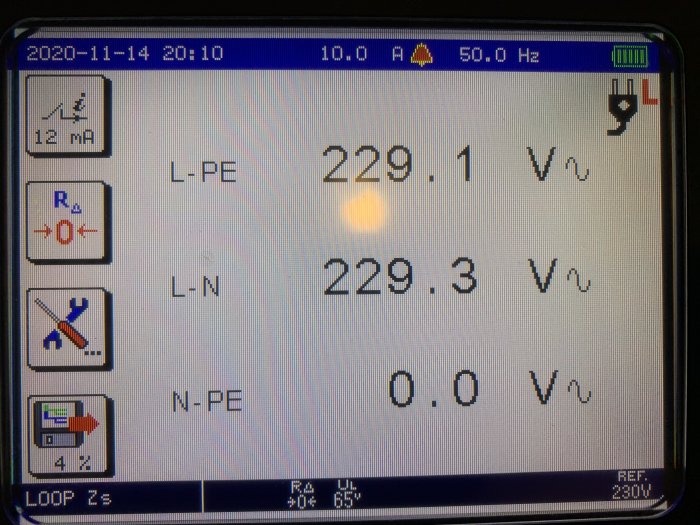 Installationstestare skärm som visar spänningsmätningar mellan L-PE, L-N och N-PE med värdena 229.1 V, 229.3 V och 0.0 V.