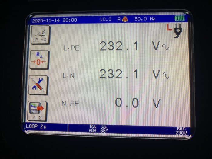 Digital mätutrustning visar spänningsvärden vid mätning av solcellsanläggning, med tydliga värden på 232.1 V.