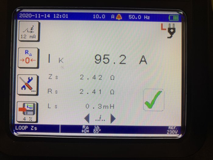 Digital display av mätinstrument visar värden för elektriska mätningar med 95.2 A på skärmen.