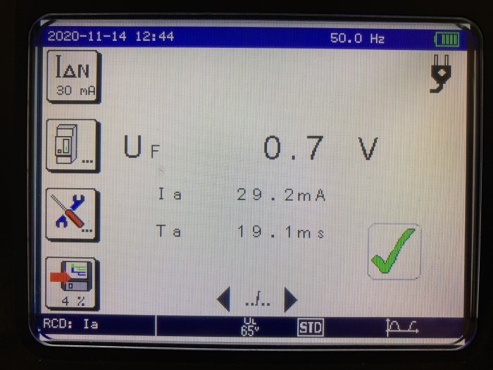 Skärmvisning av elektriska mätvärden med spänning, ström och tidsresultat, samt godkänd symbol.