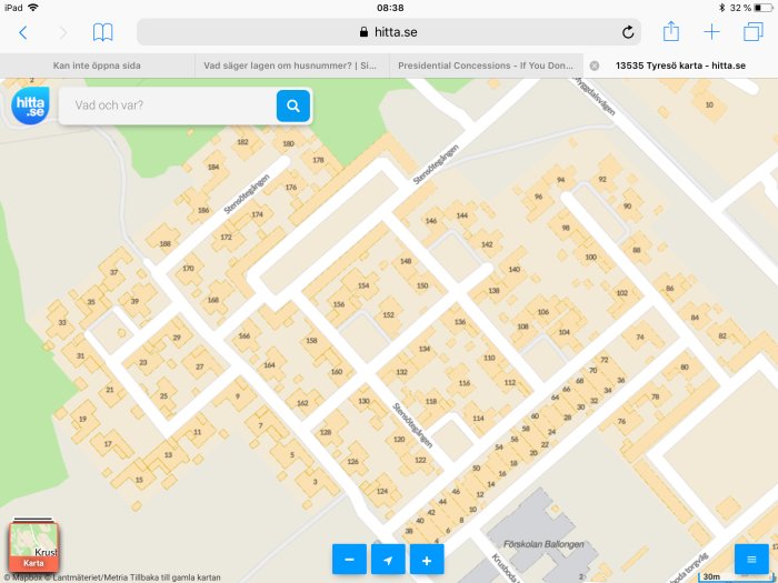 Skärmdump av karta över radhusområde i Tyresö med logiska men förvirrande husnummer.