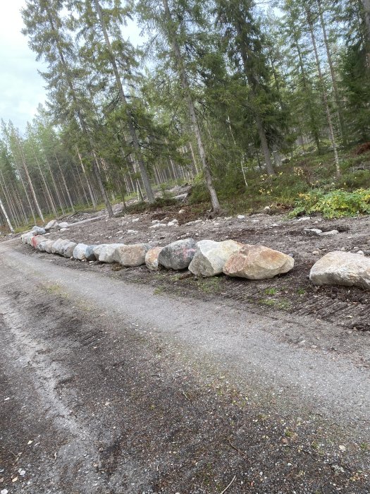 Stenmur längs skogsväg som kan hindra access till näringsfastighet.