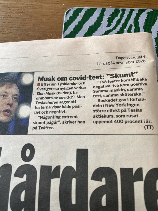 Tidningsartikel om Elon Musk med hans foto som kommenterar motstridiga covid-testresultat.