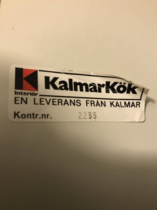 Etikett från Kalmar Kök som indikerar en leverans från 1976 relaterad till hyllproblem beskrivet i inlägget.