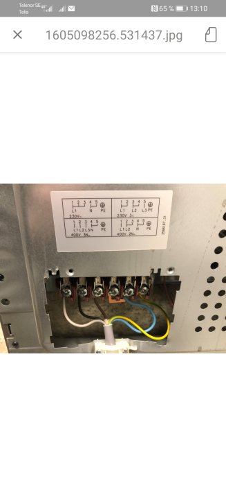 Elektrisk anslutning i elpanel med diagram som visar kablage och byglade nollans anslutningspunkter.