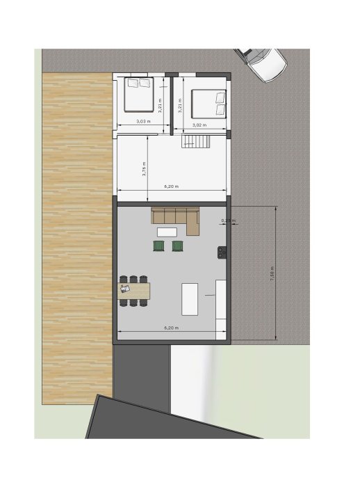 Arkitektritning av planlösningen för ett våningsplan i en stuga med mått, möblering och parkerad bil utanför.