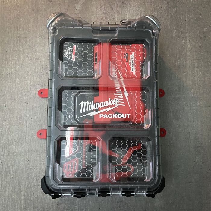 Milwaukee Packout verktygslåda perfekt positionerad på en grå yta.