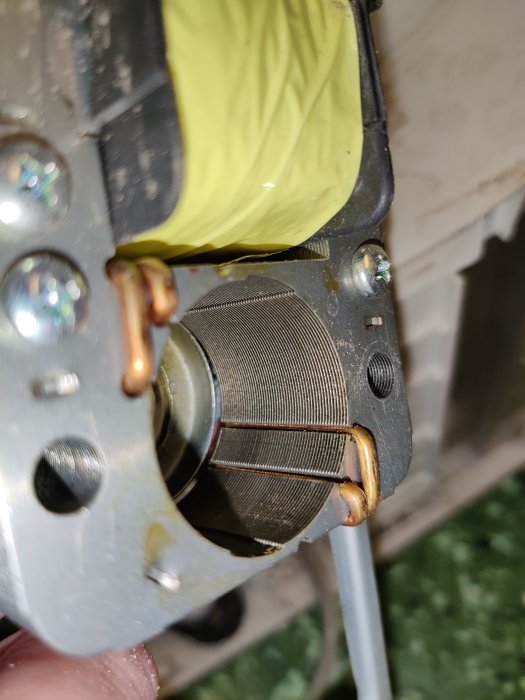 Närbild av en motor till en avfuktare utan motorkol, där man ser elektriska spolar och rotor.