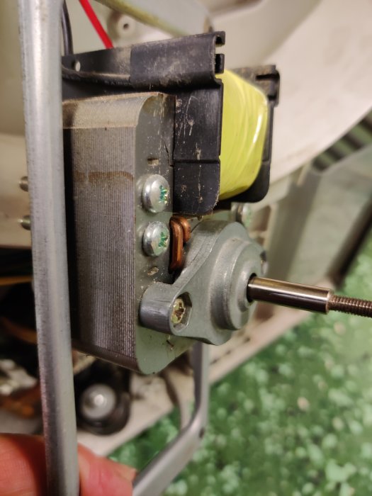 Närbild av en avfuktarmotor med synlig rotor och elektriska anslutningar, eventuellt kolborstfri.