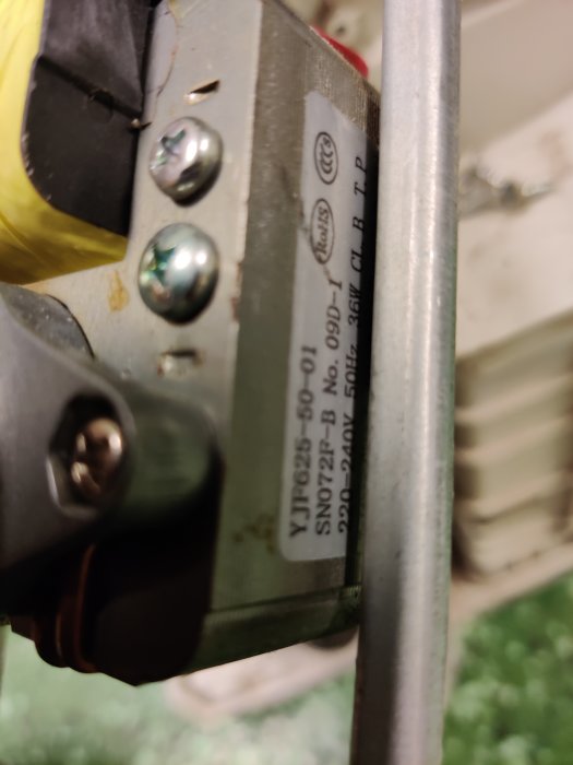 Närbild av en etikett på en motor till en avfuktare, text på etikett visar specifikationer.