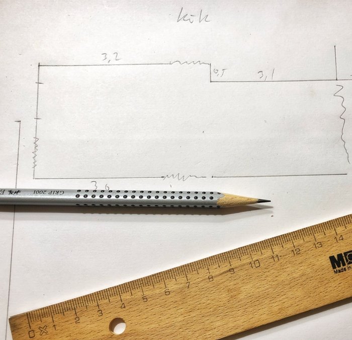 Ritning med måttangivelser på ett byggprojekt med blyertspenna och linjal.