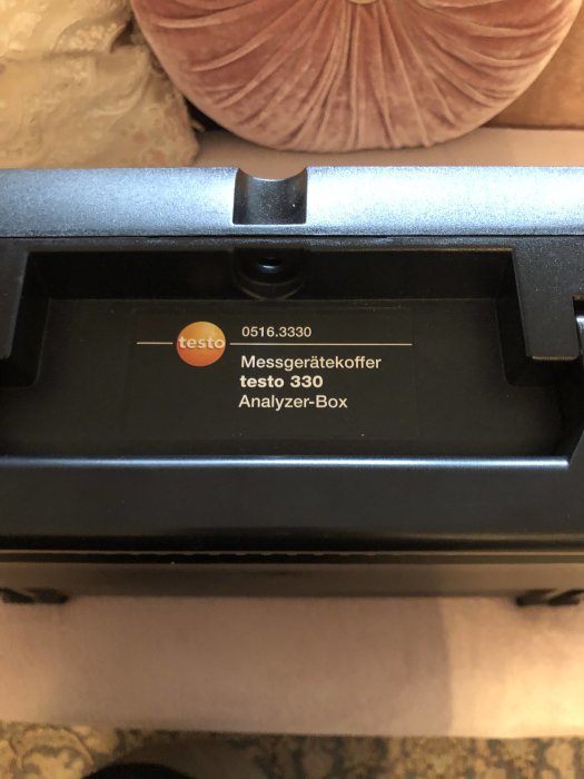 Testo 330 gasmätare i väska märkt "Messgerätekoffer testo 330 Analyzer-Box" mot suddig bakgrund.