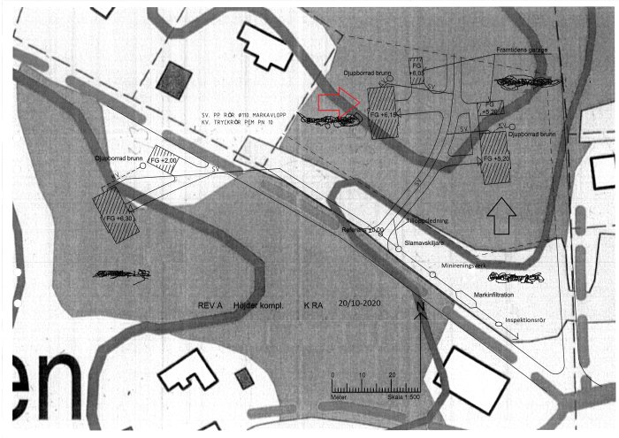 Situationsplan med höjdkurvor, markeringar för framtidens garage och noteringar av fast grund för byggprojekt.