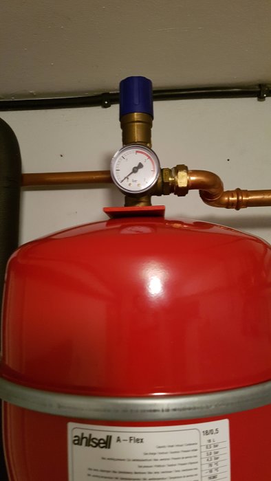 Manometer på noll vid en expanderkärl för värmeinstallation.