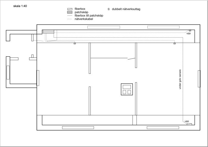 Ritning av ett hus med planerad kabeldragning från en fiberbox till patchskåp markerat med linjer.