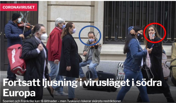 Folk på gata med ansiktsmasker, en person spelar violin, en annan håller ned masken.