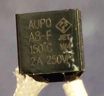 Närbild på en elektrisk komponent AUPO A8-F säkring med specifikation 150°C, 2A, 250V.