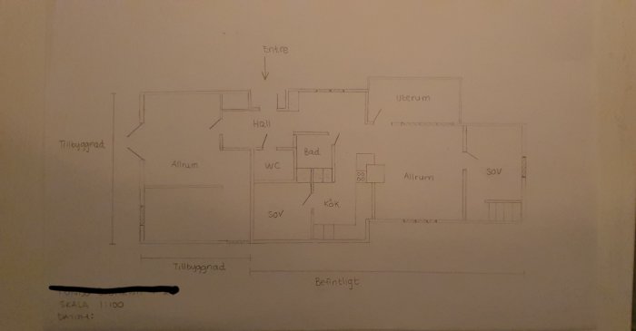 Handritad skiss av planlösning med sovrum, garderob och potentiell vägg för extra rum.