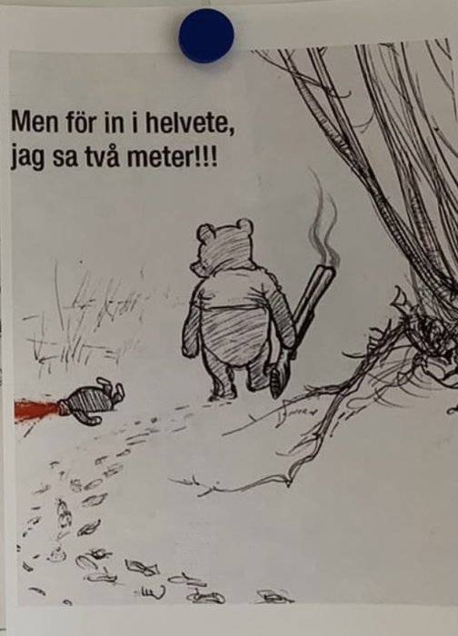 Illustration av en frustrerad tecknad björn som bär en spade och går bort från en kollapsad sandhög, med texten "Men för in i helvete, jag sa två meter!!!