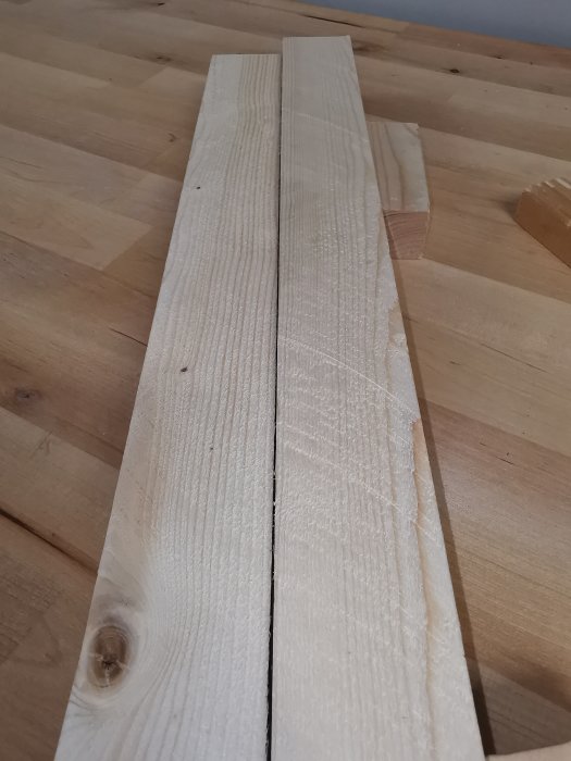 Före/efter-bild av sågade träbrädor på golv med förbättrad sågkvalitet efter justering.